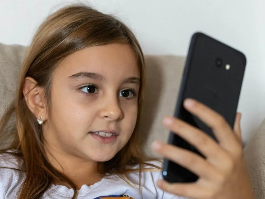 Child-looking-at-social-media on phone